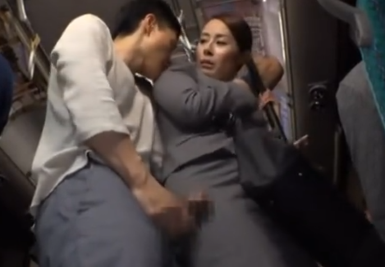 【熟女×痴漢】帰宅中のバス内でチ●ポ晒し変態に出会った五十路OL☆無理矢理手コキされそのままバックで生挿入されてしまう！
