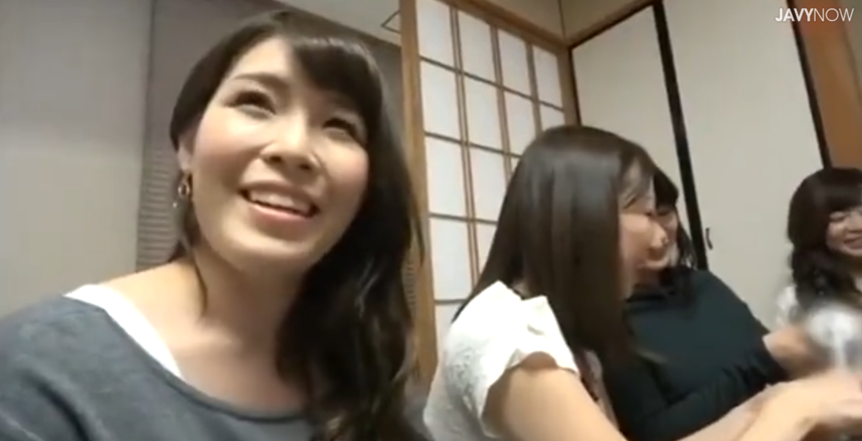 【人妻×乱交PT】旦那で満足できない性欲強めの人妻４人が集まり、オジサン達と乱交パーティ！年上男性のテクニックに全員大歓喜！