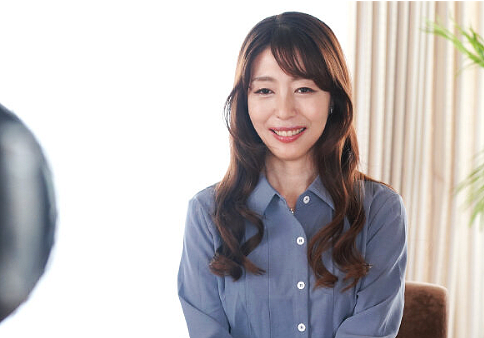 ■五十路妻の初AV・不倫歴20年・子育て済│真田まゆみ■『52歳ですッ...♡』"旦那は黙ってATM笑"とでも言いたげな性悪ママです☆
