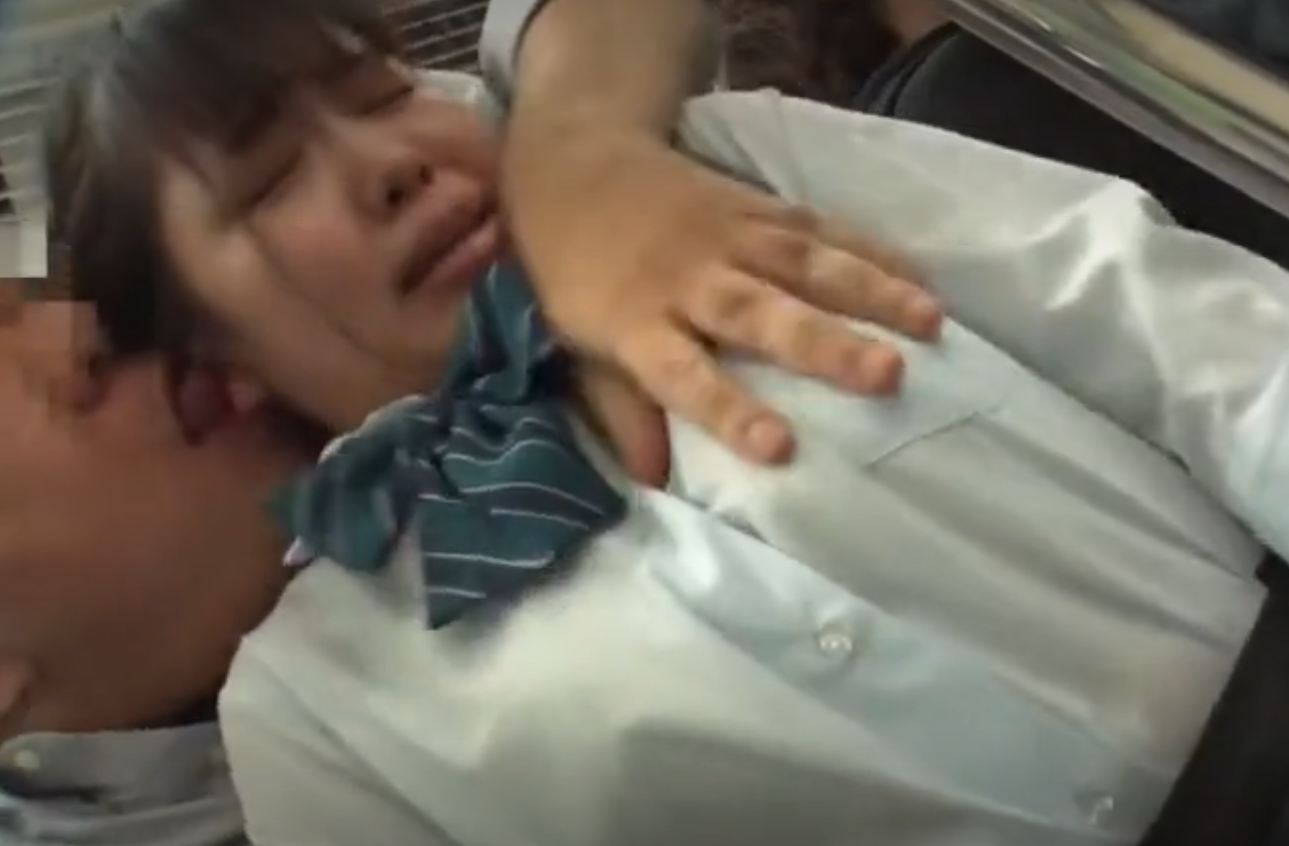 ▶性犯罪・電車痴漢・制服女子高生・豊満巨乳少女│堀北実来◀『うッうぅーッ…♡』電車内で玩具攻めされ涙目のぽっちゃりJK☆