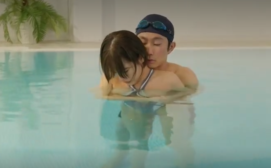 ■エロストーリー・水中痴漢・ハイレグ水着・スケスケ布地│本郷愛■『イク..！』水着美女が水中欲情、更衣室で電マで連続アクメ