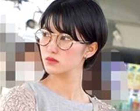 痴漢電車!この美人のスカートの中を覗く!下からカメラを入れられた素人は気づかない、次第にエスカレートするエロ動画