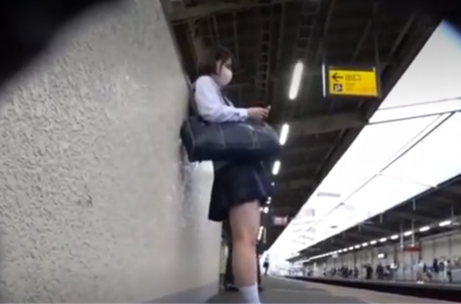 【制服JK×電車で囲み痴漢】『うッうぅーッ…♡』ターゲット見つけ追跡して満員車内に密着乗り込み！２人同時の悪戯愛撫！