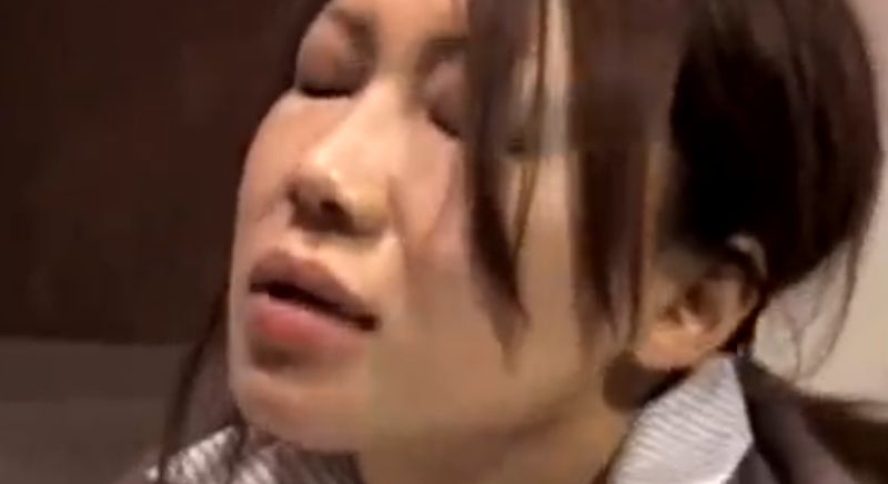 【ながえスタイル】奥さん発情してやがる!酔って寝た旦那の傍で濡れたマ○コにチ○ポを挿入!スリルを味わう人妻のエロい顔