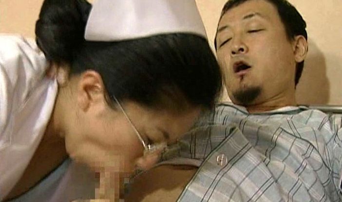 『このナースとキスしたら、後で忍んできてフェラされた』変態熟女と病室でやりまくり!勃起チ◯ポを咥えられ、後ろから激ピス!