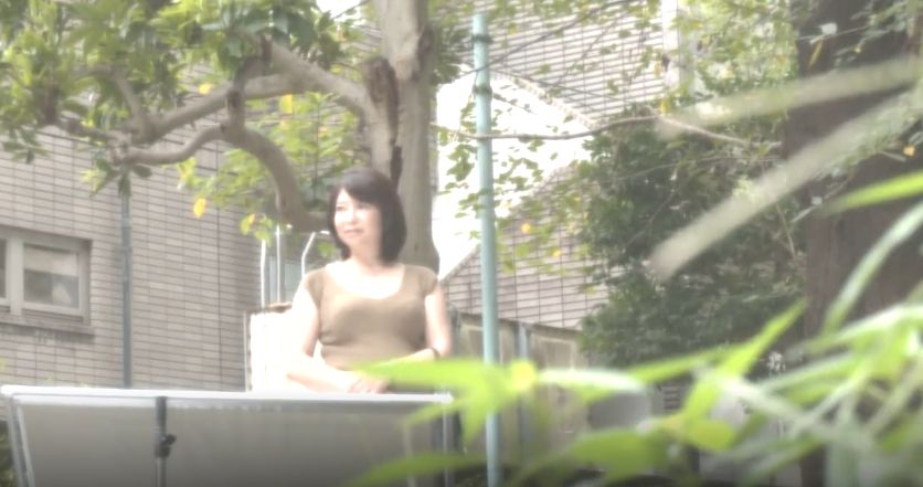 【五十路】ゆうべは眠れなかったんです!初撮りで緊張する人妻がさらしたのは圧巻の爆乳!おっぱいモミモミに興奮…