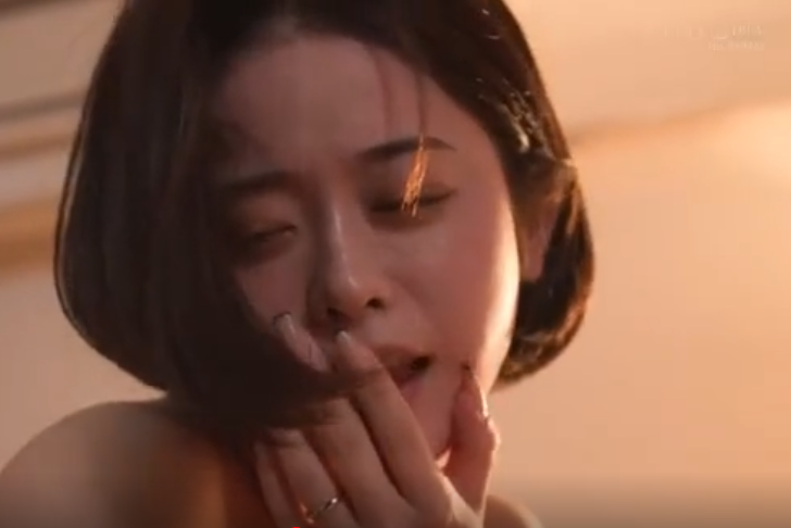 セクハラ中年オヤジに寝取られる…中年オヤジの太い肉棒に次第に魅了され快楽に溺れていく…
