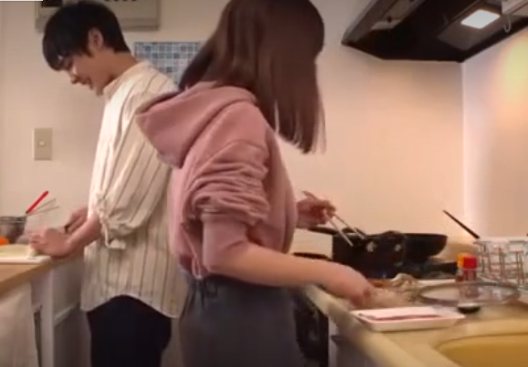 【筆おろし・巨乳美少女】童貞君がやっと出来た彼女とヤルために家事でアピール!脱がしたらどエロボディの巨乳ビッチだった件w