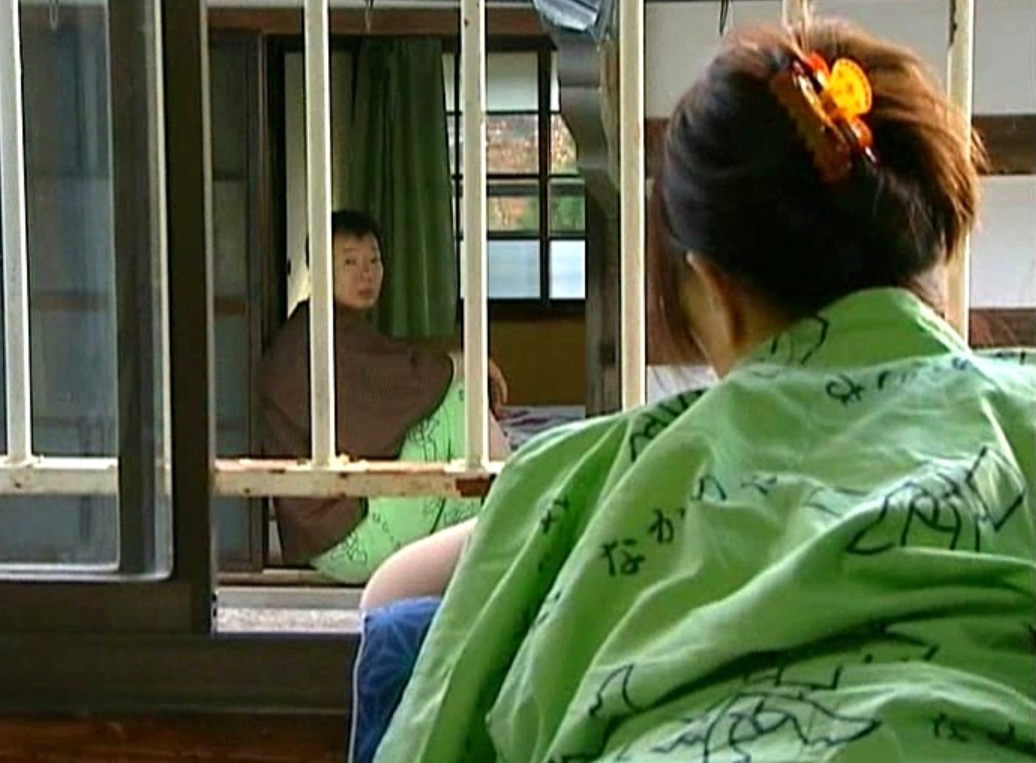 【ヘンリー塚本】旦那に舐められながら窓越しに隣の部屋のおっさんを誘惑する熟女。温泉で再会して発情した猿のようにヤりまくる