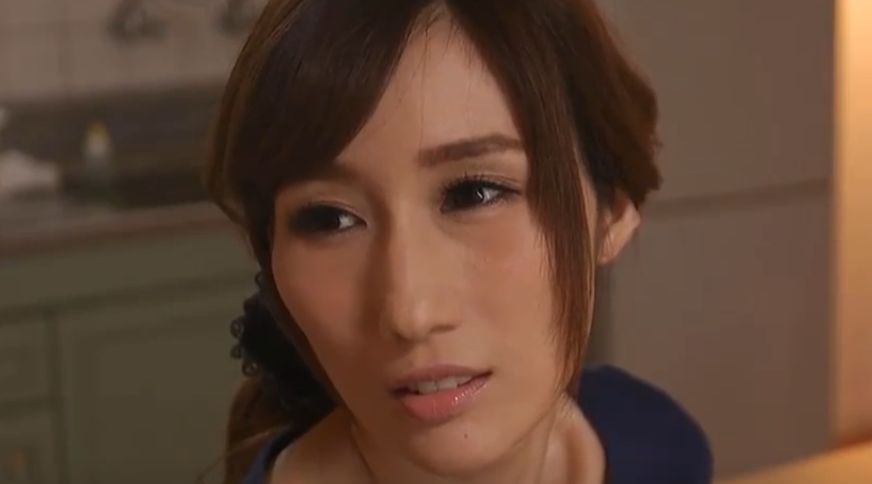 【美人妻◇JULIA】この美女が裸体をさらす!巨乳はオイルでテカテカ!要求はエスカレートし呑み込むマ◯コは「キモチイイっ」