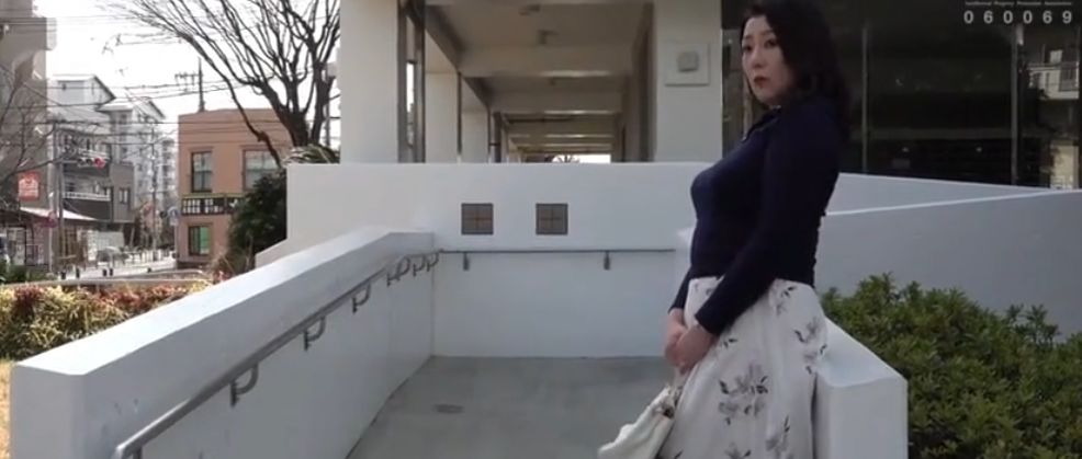 【素人◇熟女】マンションの前に立っているおばさん、やがて来る浮気相手を迎えるために!部屋に連れ込みエロボディーでヤル!
