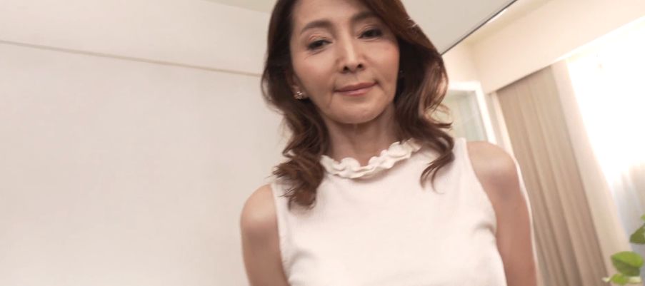 【五十路】自宅でエロ動画を見ながら、自分でオナニーをするきれいなおばさん!スレンダーなボディにエロい下着が悩ましい
