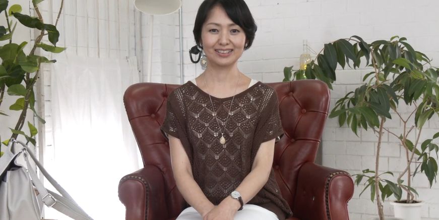 【五十一歳】「昼間誰もいない時間帯にこっそり一人で日常的にオナニーしちゃってます。」見かけ清楚な淫乱おばさんがエロい!