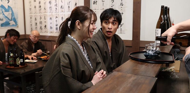 【ながえスタイル】温泉宿で夫婦ラブラブのはずだったが、後ろの三人の男たちに無理やりヤラれる!ラストシーン、必見!
