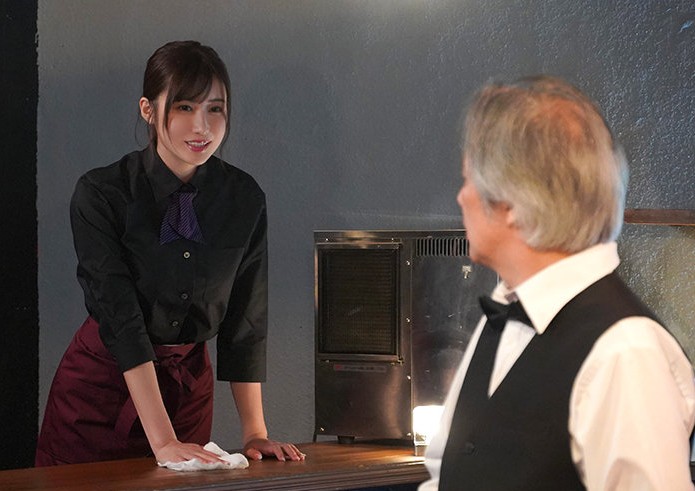 ☆巨乳×逆NTR×痴女☆既婚者のバイト先店長を誘惑する」デカパイ美女・閉店後におじさんチ○コをしゃぶる【藤森里穂