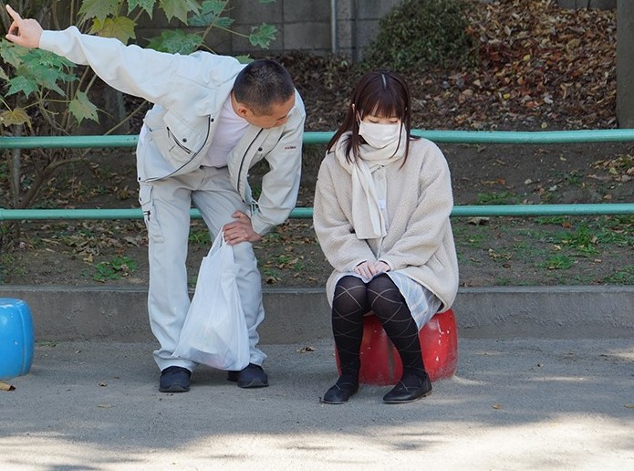☆巨乳×連れ込み×ムリヤリ☆家出中のデカパイ美少女を見つけた中年男・優しく声をかけ持ち帰り強引にSEX【水卜さくら】