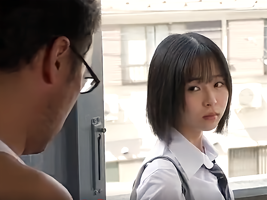 隣の独身おっさん宅に入り浸るJKの無防備な姿に欲情してつい襲ってしまう。反省し謝るも性欲の味を覚えたJKに逆の弄ばれてしまう