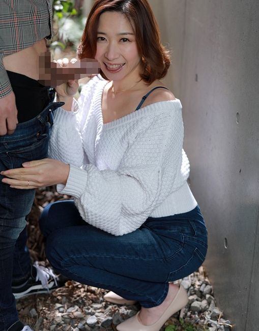 【四十路】人妻が屋外でのプレイに興奮！淫乱な本性に気づいたオンナがオトコのニオイを堪能する！