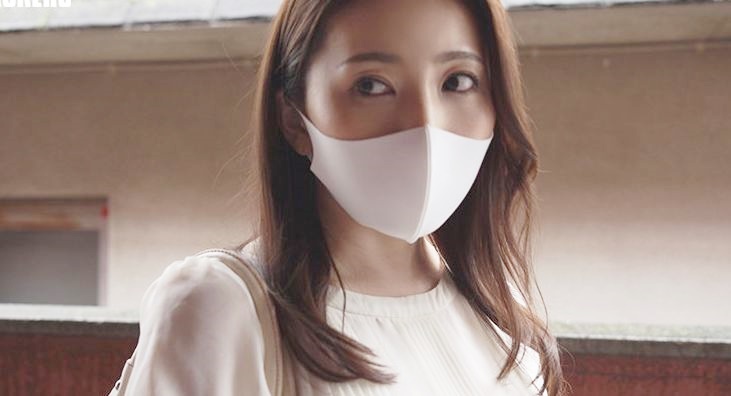 【妃ひかり】隣人の奥さんは、マスクを取ると超美人！成り行きで浮気をしたら淫乱な本性むき出しで、何回もイカせた！