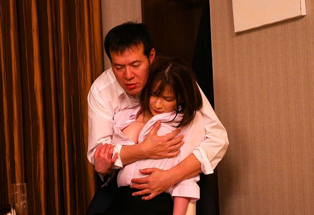変態上司の前で泥酔してしまい犯されてしまうJカップOL・酔って乱れたスーツから見える谷間にエロオヤジ覚醒★鷲尾めい★