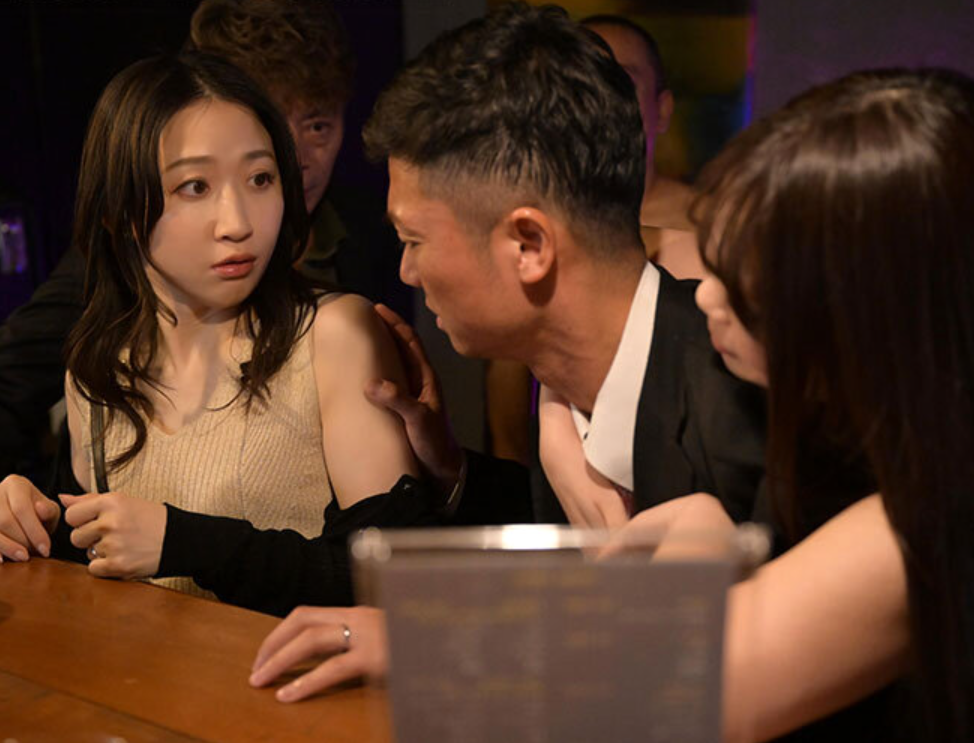 【夫婦交換】最初は戸惑っていた妻が、ハプニングバーで他人の手に触れられるたびに、少しずつ何かがほぐれていく■水戸かな