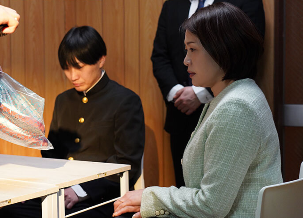 【息子の悪行】学校で不手際を起こした愛息子、母は複数の男たちの“調整役”に。恥じらいながらも徐々に受け入れ…■友田真希