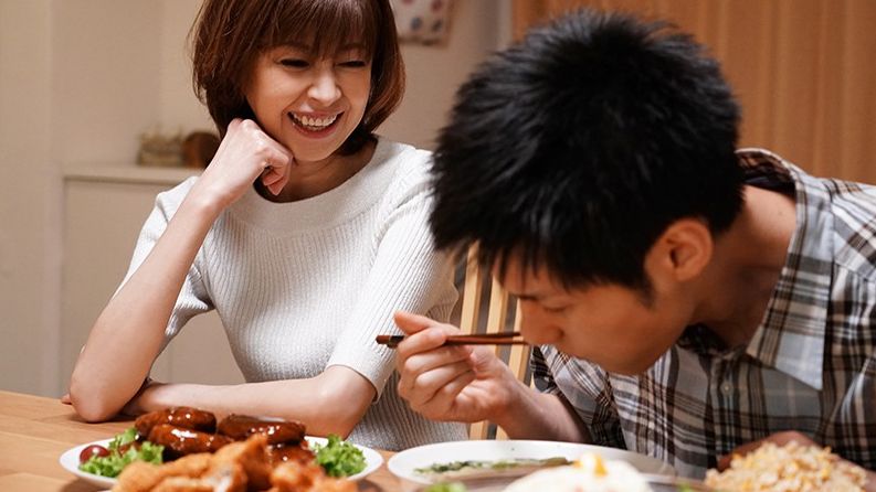 【NTR】『ダンナは帰ってこないし、君がうちでしたいって言うから』精力の付く食事をさせて、若い男を楽しむ淫乱な熟女