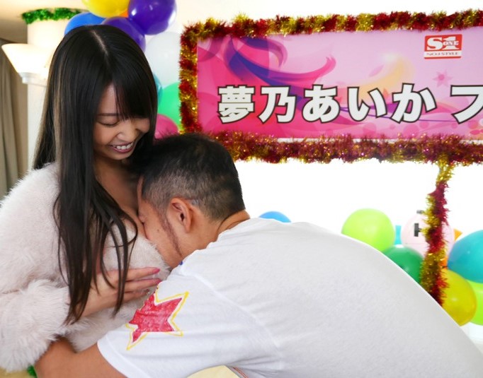 可愛いロリ顔とミニマム爆乳ボディ女優のファン感謝祭・超神対応の全力おっぱいサービスに素人達はチ〇コギン勃ち★夢乃あいか★