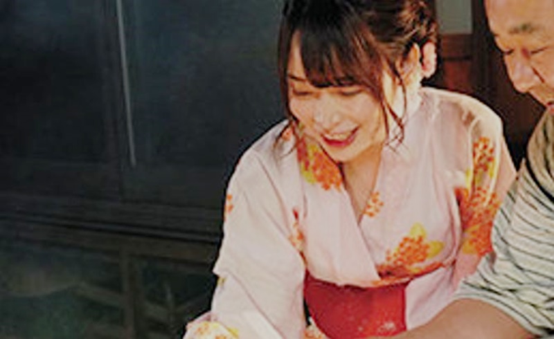 【七瀬アリス】『おじさんと楽しく花火したネ』すいかを食べ、ち◯ぽ咥え、生ハメして、精液飲んで、二人でイッた思い出の夏