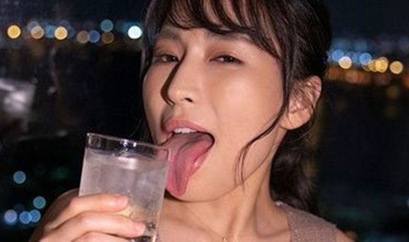 【淫乱な人妻】夫以外の肉棒にゾクゾク！セフレとの逢瀬で舌を這わせて挑発しながら腰振る本気の不倫性交