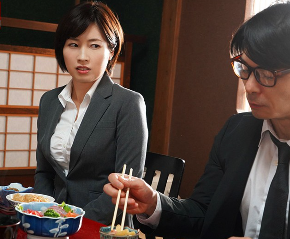 【女上司レイプ】「使えない男ね！」日頃から厳しい言葉でイジめていた上司とまさか同じ部屋に！スケベ薬で欲情した所を…奥田咲