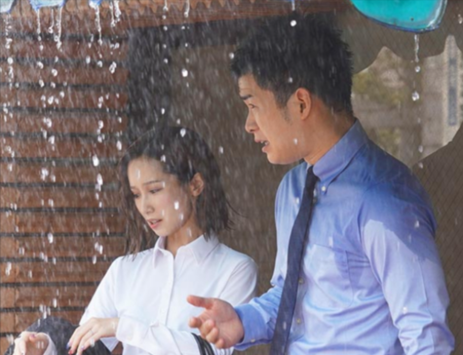 【濡れ透けNTR】ゲリラ豪雨でホテルに駆け込んだら…女上司の透けたブラに理性を失い、人妻と3時間抱き合った夜■小島みなみ