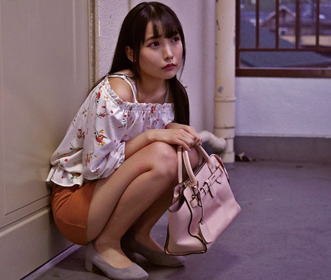 【アポなし同級生】”今日泊めて欲しいんだけど...？”同じクラスの美少女が突然男の部屋にヤってきた！もちろん夜には…