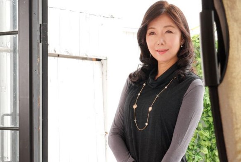 【六十路】 上品で高身長の美熟女がついにAV初出演！初めて晒す裸体で濃密な快感を味わい、体の奥から女の悦びが！■上杉美加