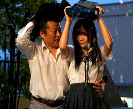 【美乳】豪雨で帰れない生徒を家に誘ったら・・制服を脱いだ美少女の下着姿に欲情してしまいチ◯ポはもう限界！＜吉岡ひより＞