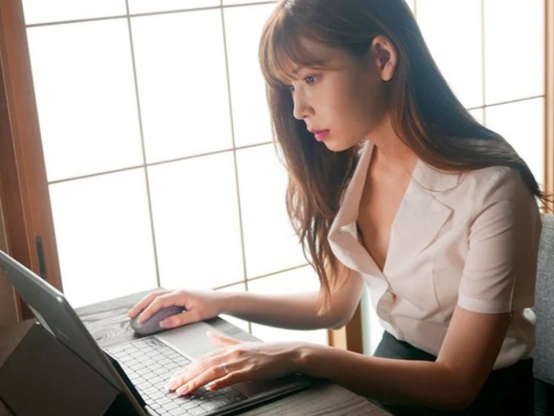 【NTR】仕事をする人妻は同僚と過ごす時間が増え・・夫がいて罪悪感があるのにある日寝取られSEXされてしまう！＜明里つむぎ＞