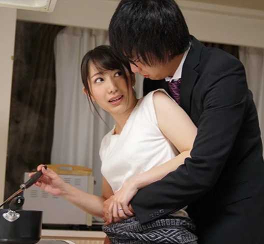 【NTR】大好きな妻が同窓会に行ってしまい・・夫とは違うタイプの男性と寝取られSEXをした人妻は何度も絶頂する！＜弥生みづき＞
