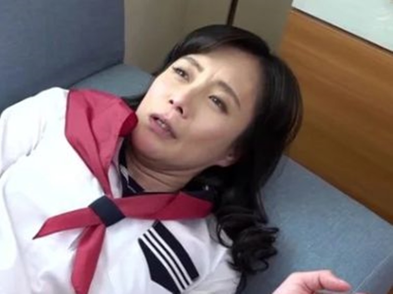 【平岡里枝子】『jkに見える？』全然見えないけど、エロすぎる四十路のセーラー！熟女がぶりっ子で喘ぐ