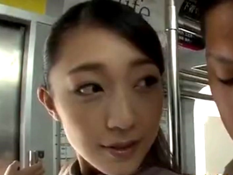 【開始10秒】『あっ、ヤメてください、この人、痴女なんです』超美人が電車で僕の手をお尻に誘う逆痴漢！