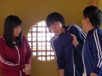 【NTR】修学旅行で彼氏と密会しようとしたらバレてしまい・・デカ◯ン教師からネタにされて寝取られSEXしてしまう＜根尾あかり＞