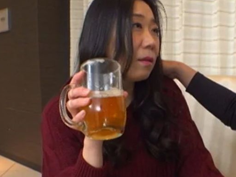 【おばさん】『飲みながらシテいい？』セックス中もビール飲んでる酔っぱらい熟女！体ぽっちゃり股間ジットリ