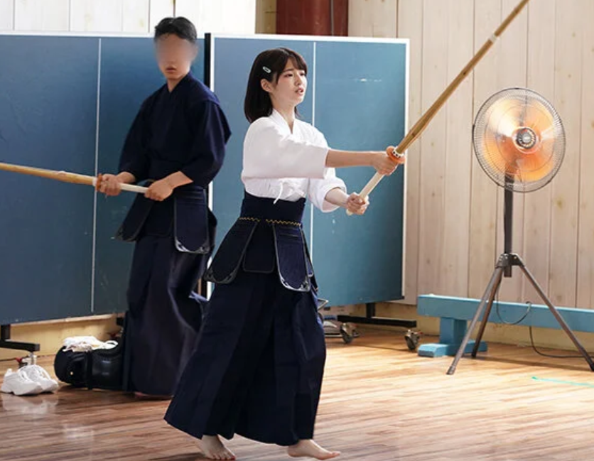 <ロリＪＫ>『メーン！め、メーン…！♡』真面目に剣道に打ち込む美少女ですが、胴着がずぶ濡れになる程敏感なようで...