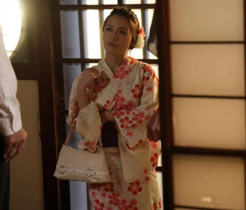 【人妻】久々に会った幼なじみが結婚して人妻になっていた！熟女の妖艶なエロさが際立っていて思わずヤりたくなった男は…向井藍