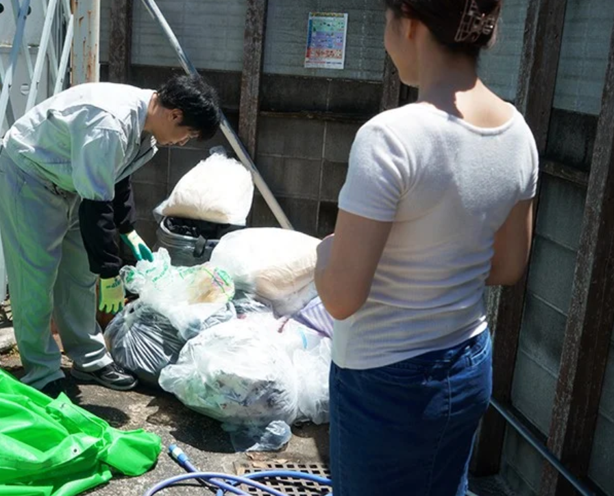 『あのごみ収集の男…イケメンだわ…♡』働かない夫に愛想を尽かしたこの奥様、働く精悍な男性に惹かれてしまい...友田真希