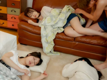 【中出しレイプ】お酒を飲みすぎて終電を逃してしまい・・彼女と女友達と泊まることになりバレないようにこっそり何度もSEX！