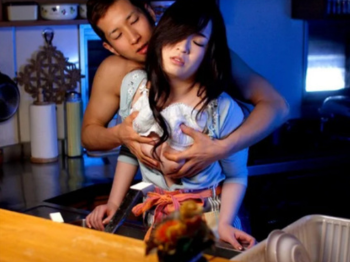 【人妻】結婚相手には連れ子がいて接し方に悩んでいると・・ある日欲情されてしまい夫にバレないように背徳SEX＜仲村茉莉恵＞