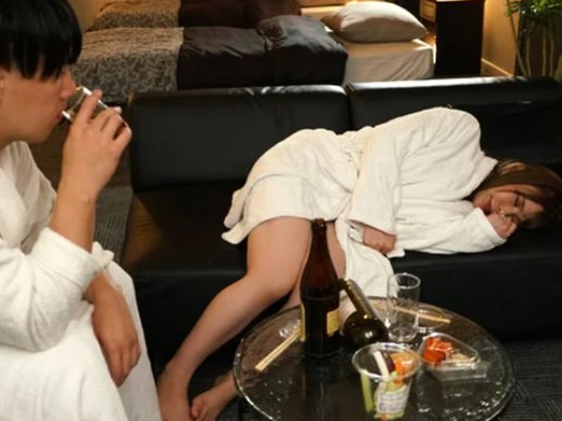 【叶愛】『オレを誘ってるのかな？』女上司と相部屋に！安心しきって寝ている巨乳をどうしても触りたい…