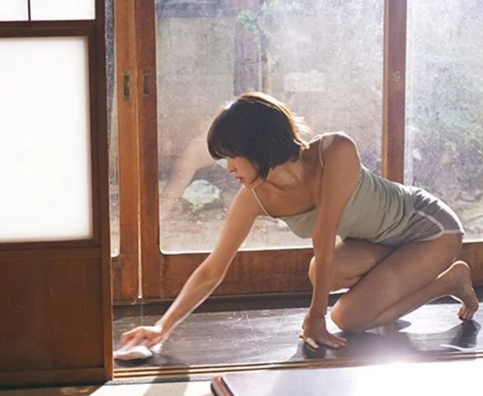 【人妻】田舎の夏に退屈を持て余した美人奥様が隣の青年を誘惑し汗だくで抱き合い続ける背徳の昼下がり■葵つかさ
