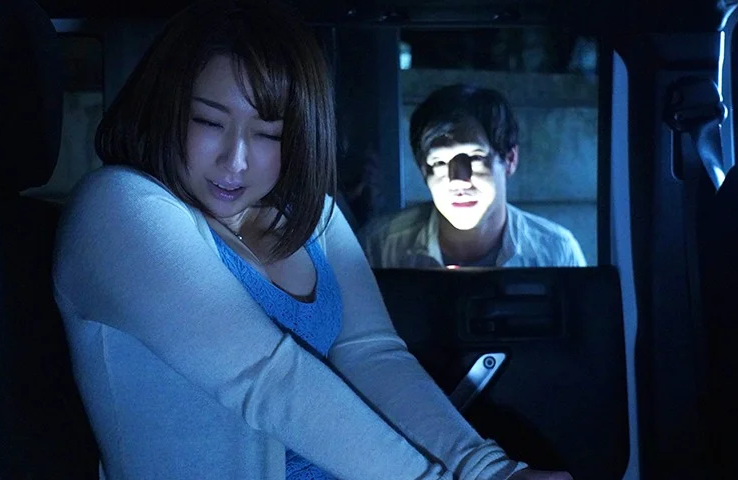 【肝試し】「キャーッ！」恐怖に怯え逃げ出した瞬間…残された奥様は友人夫に押し倒され喘ぎが恐怖を掻き消す■篠崎かんな