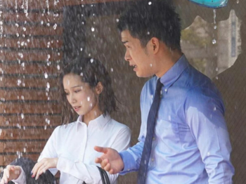 【人妻NTR】突然の大雨で会社の上司とホテルに泊まることに・・パンチラ×無防備な姿に誘惑されて寝取られSEX！＜小島みなみ＞